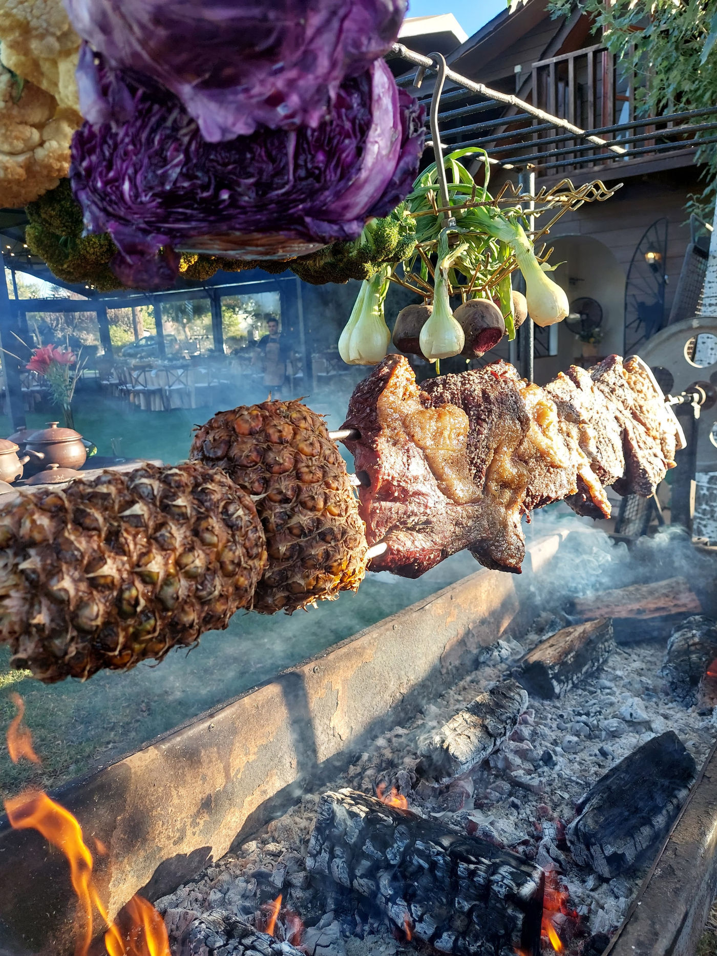 Espeto brasileño con corona de verduras sobre las brasas